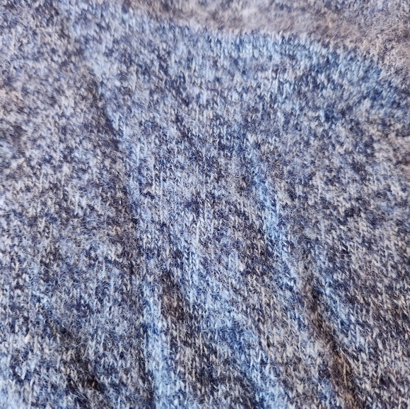 Lord & Taylor cashmere sweater - Picture 2 of 4